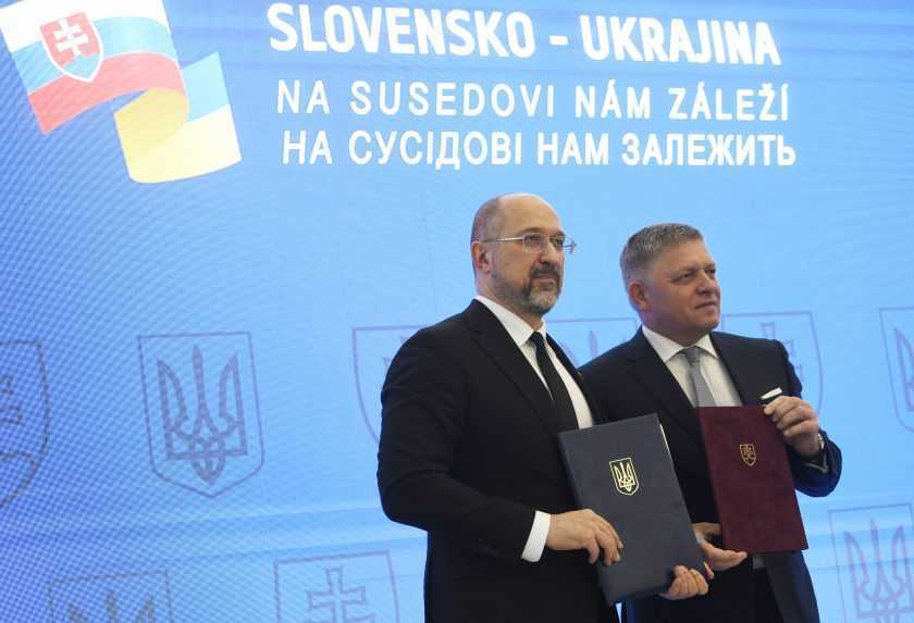 Na snímke zľava predseda vlády Ukrajiny Denys Šmyhaľ a predseda vlády SR Robert Fico po podpise memoranda na tlačovej konferencii predsedov vlád SR a Ukrajiny po stretnutí členov slovenskej a ukrajinskej vlády 11. apríla 2024 v Michalovciach.