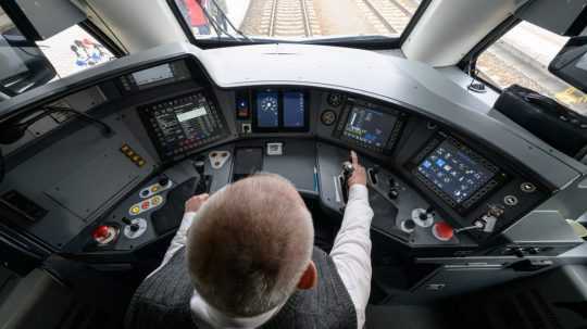 Na snímke rušňovodič.