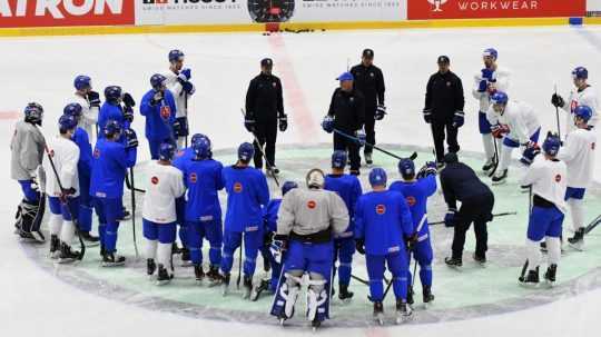 Na snímke hokejisti a realizačný tím počas tréningu slovenskej hokejovej reprezentácie