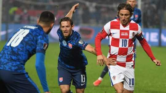 Sprava kapitán Chorvátska Luka Modrič, Patrik Hrošovský a Ivan Schranz (obaja Slovensko) bojujú o loptu počas kvalifikačného zápasu.