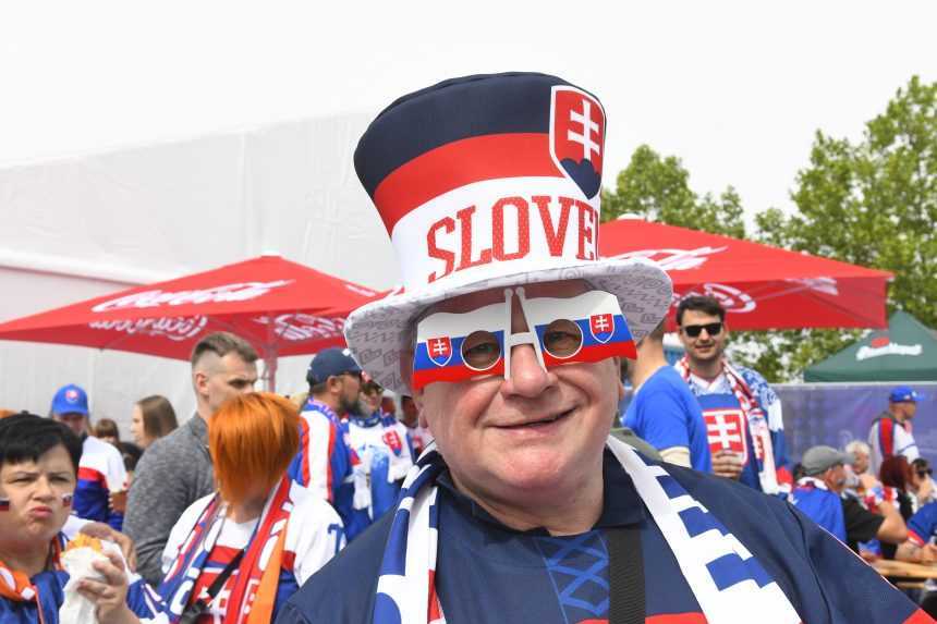 Slovenskí fanúšikovia pred zápasom s Nemeckom.