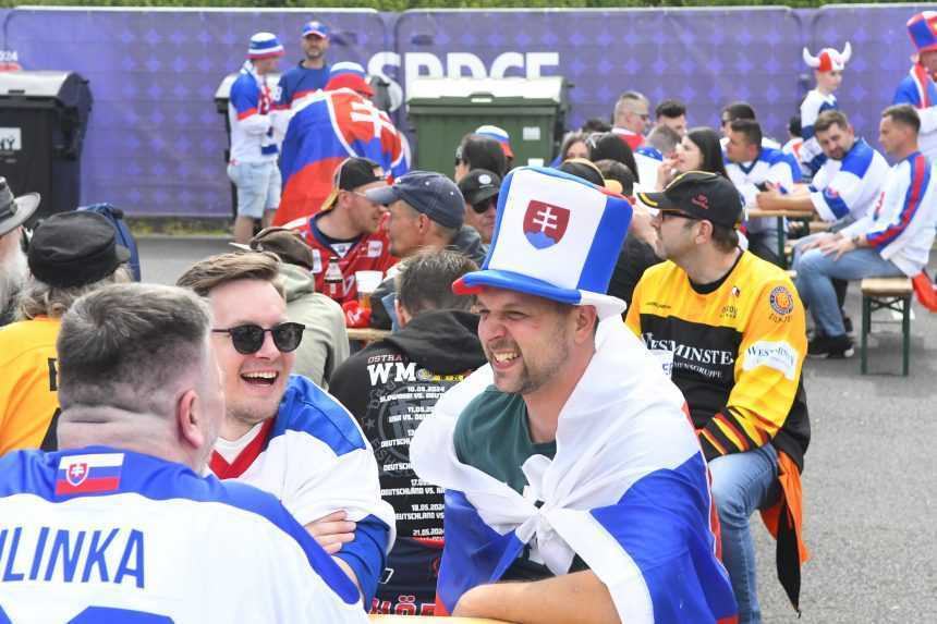 Slovensk&iacute; fan&uacute;&scaron;ikovia pred z&aacute;pasom s Nemeckom.