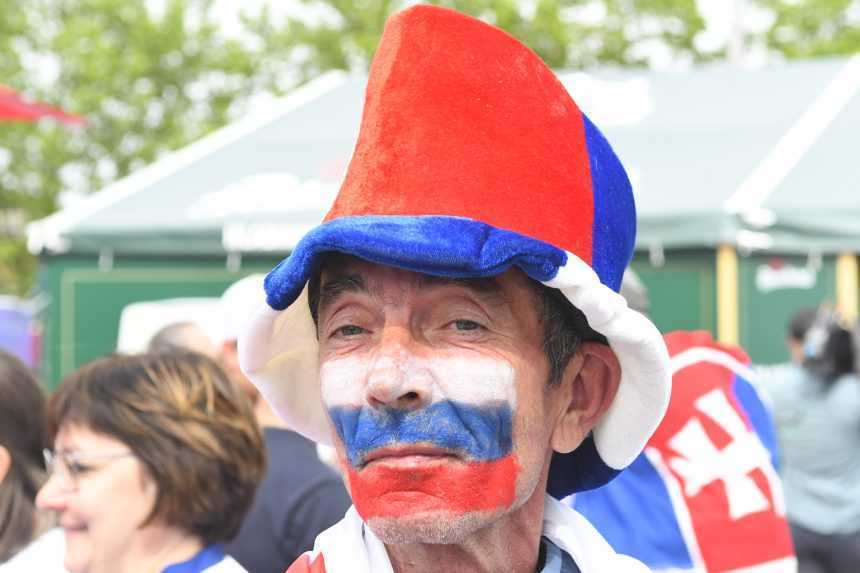 Slovensk&iacute; fan&uacute;&scaron;ikovia pred z&aacute;pasom s Nemeckom.