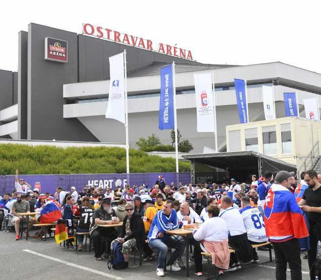 Slovensk&iacute; fan&uacute;&scaron;ikovia pred z&aacute;pasom s Nemeckom.