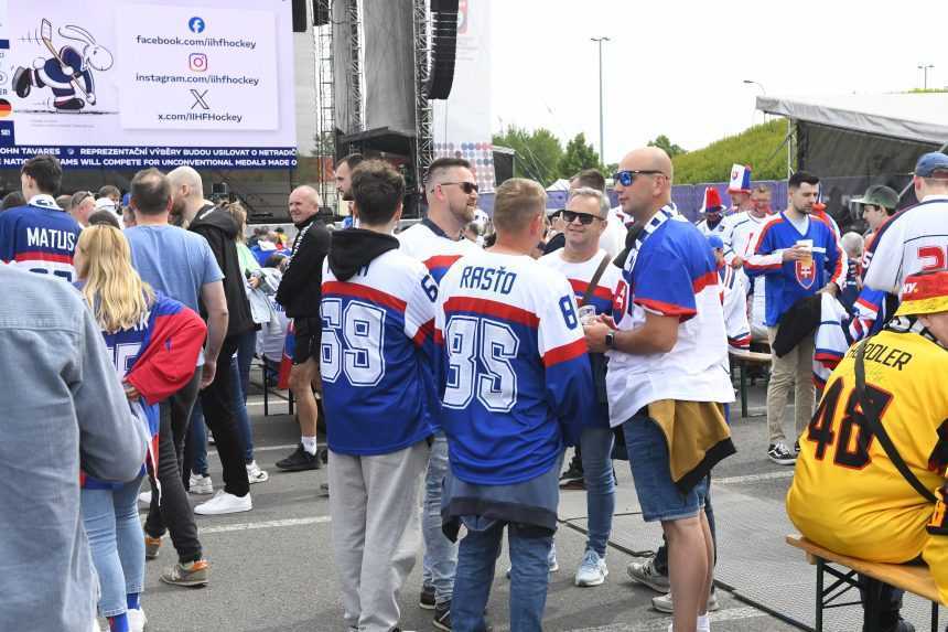Slovensk&iacute; fan&uacute;&scaron;ikovia pred z&aacute;pasom s Nemeckom.