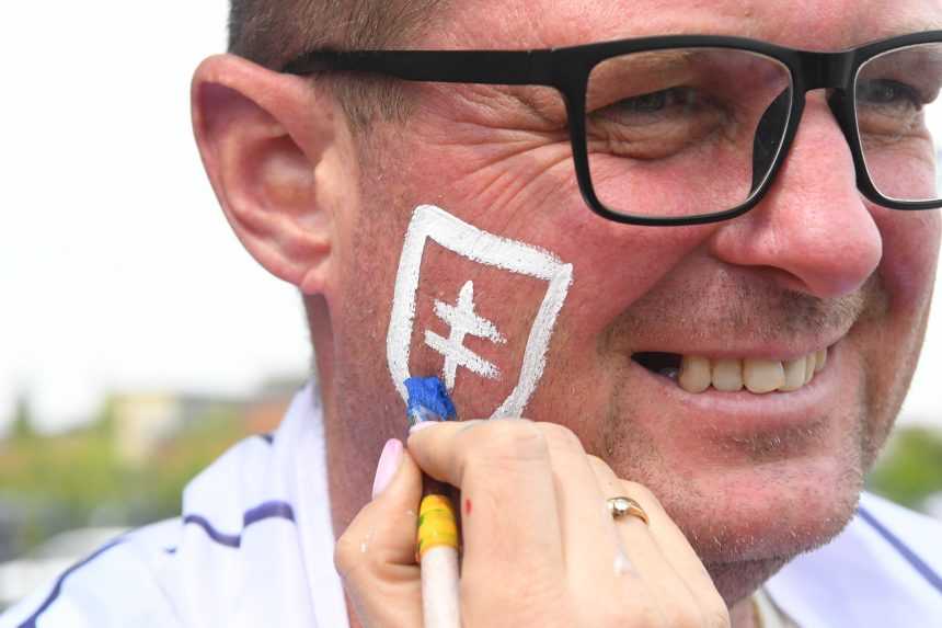 Slovensk&iacute; fan&uacute;&scaron;ikovia pred z&aacute;pasom s Nemeckom.