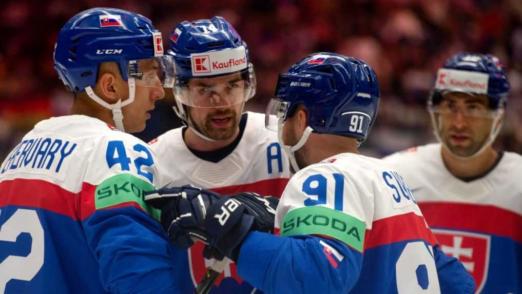 Na snímke slovenskí hokejisti Martin Fehérváry, Peter Čerešňák a Matúš Sukeľ.