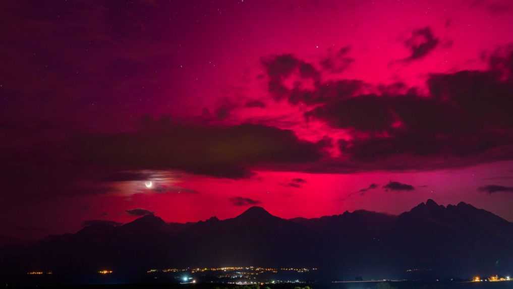 Polárna žiara nad Vysokými Tatrami.