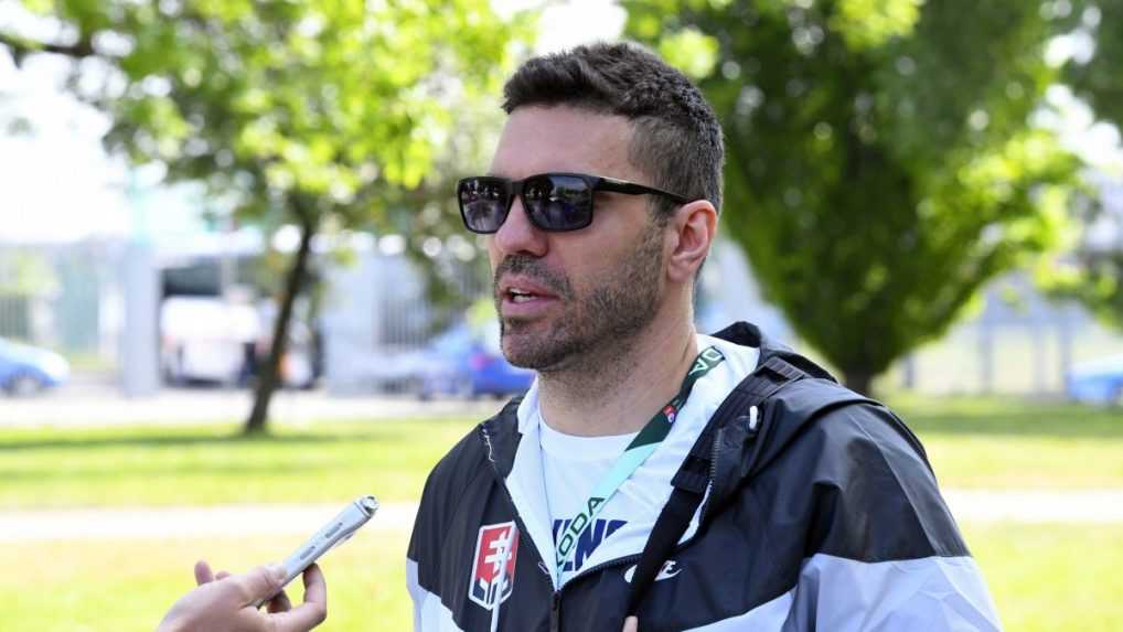 Na sn&iacute;mke asistent tr&eacute;nera SR Peter Fr&uuml;hauf pred z&aacute;pasom z&aacute;kladnej B-skupiny Slovensko - Poľsko.