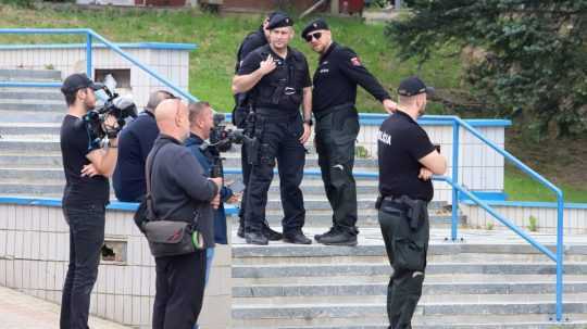 Polícia v areáli Rooseveltovej nemocnice s poliklinikou v Banskej Bystrici.