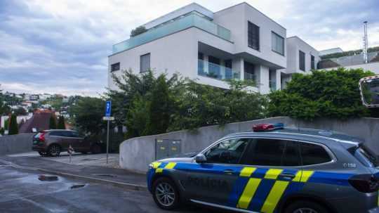 Policajné hliadky pred bytom Roberta Fica.