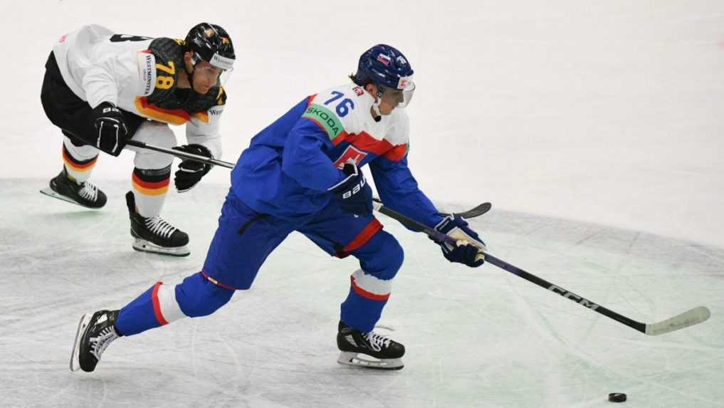 Na snímke slovenský hokejista Martin Pospíšil a hokejista Nemecka Nico Sturm bojujú o puk v zápase.