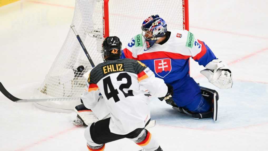 Slovenský brankár Stanislav Škorvánek a hokejista Nemecka Yasin Ehliz.