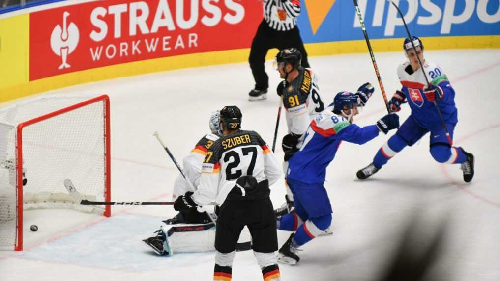 Na sn&Atilde;&Acirc;&shy;mke slovensk&Atilde;&Acirc;&shy; hokejisti Juraj Slafkovsk&Atilde;&Acirc;&frac12; a Pavol Regenda sa te&Atilde;&Acirc;&iexcl;ia po strelen&Atilde;&Acirc;&shy; g&Atilde;&Acirc;&sup3;lu v z&Atilde;&Acirc;&iexcl;pase Slovensko - Nemecko.