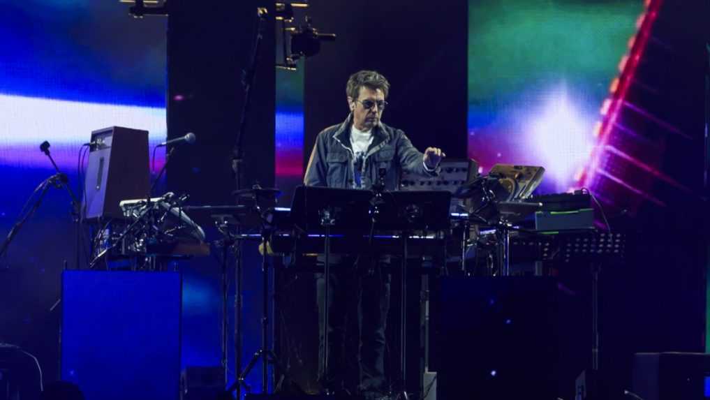 Francúzsky hudobník a skladateľ Jean-Michel Jarre počas open air koncertu s názvom Most z budúcnosti.