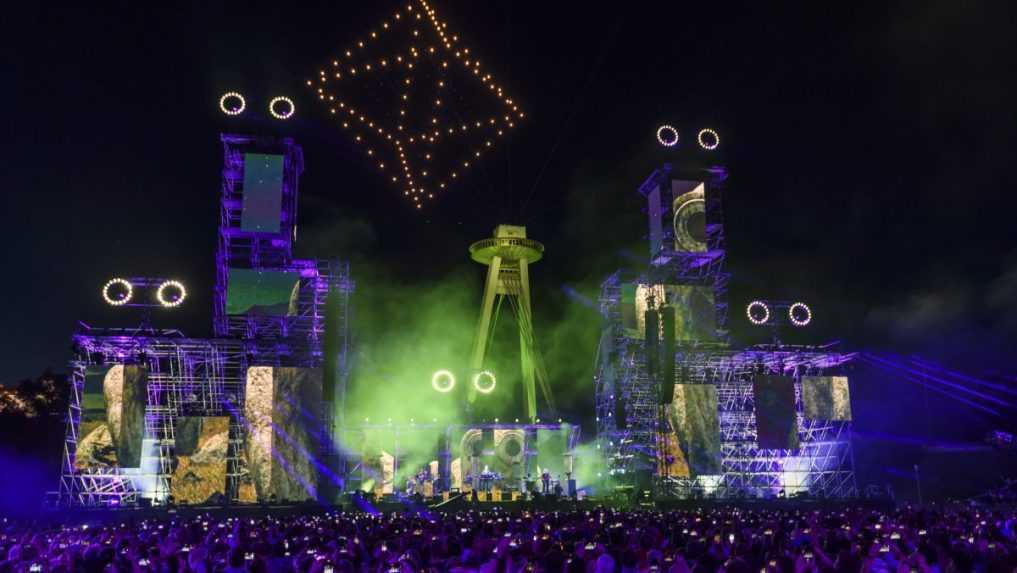 Hudobno-vizuálna laserová šou.