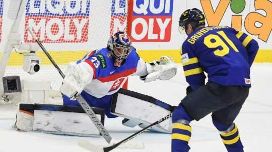 Na snímke zľava brankár Stanislav Škorvánek (Slovensko) a Carl Grundström (Švédsko) .