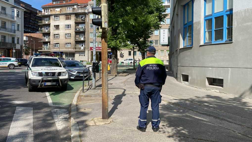 Policajt v okolí STU v Bratislave.