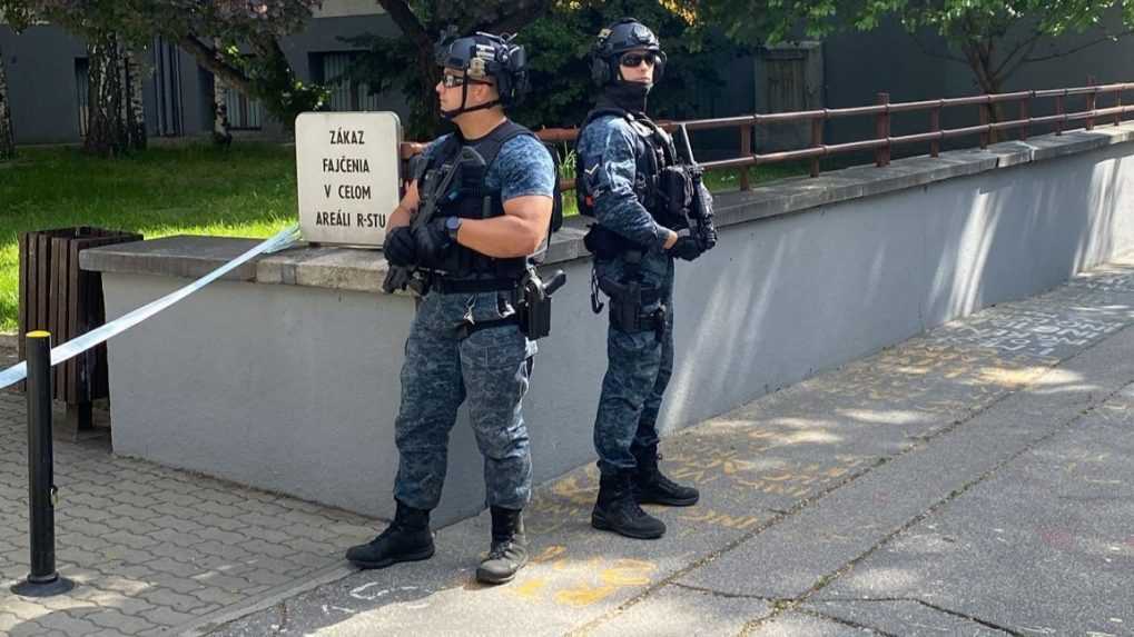 Policajti v okolí STU.