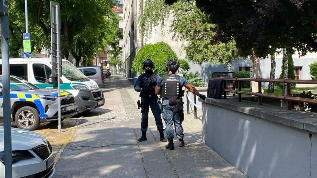 Policajti v okolí STU.