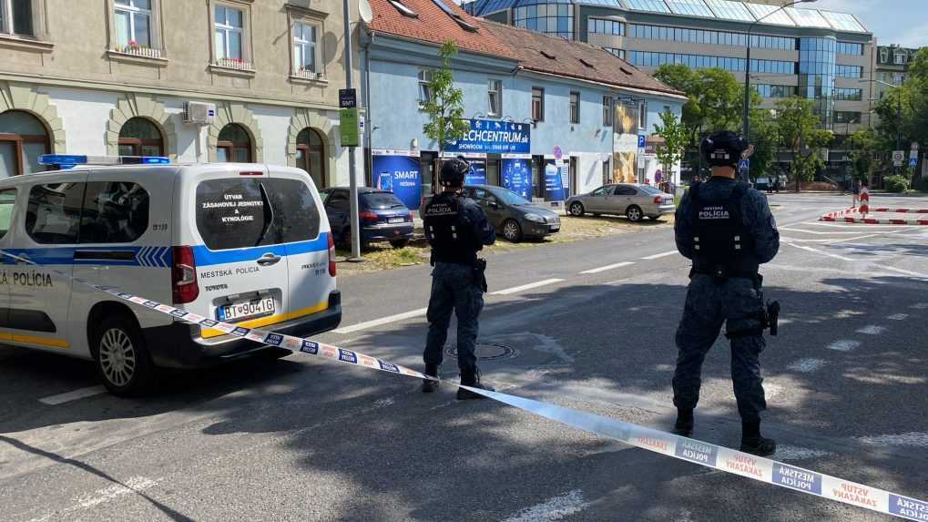 Policajti v okolí STU.
