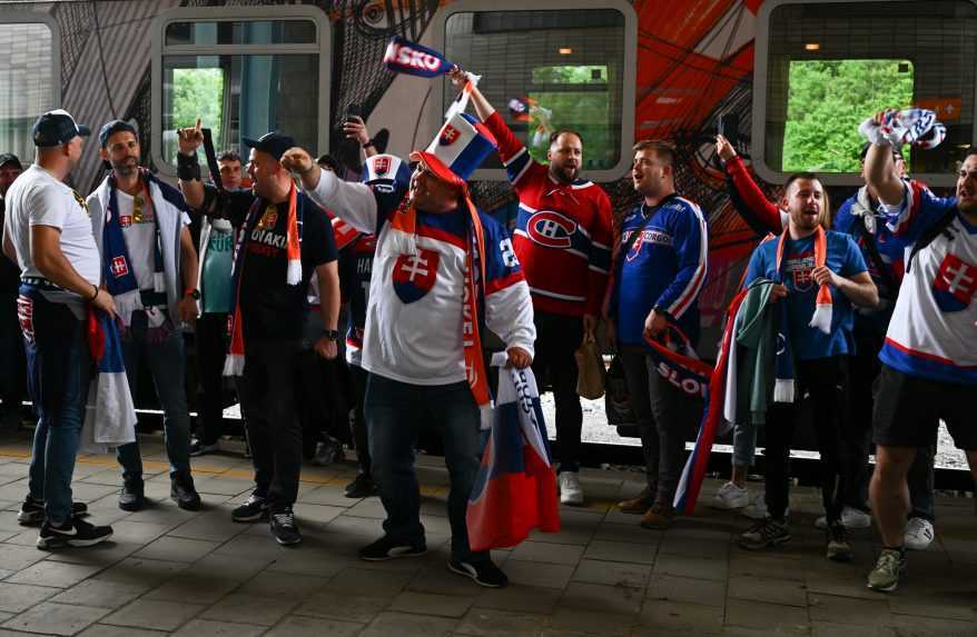 Slovensk&iacute; fan&uacute;&scaron;ikovia pred z&aacute;pasom s Nemeckom.