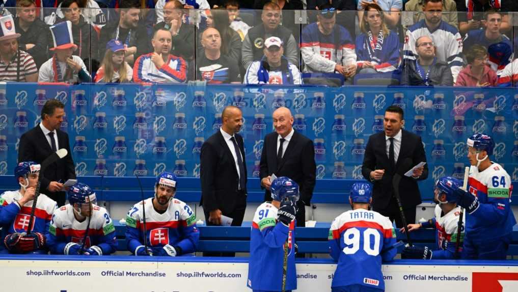 Tréneri a hráči zo Slovenska počas zápasu Slovensko - Nemecko.
