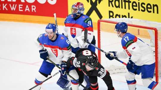 Lukáš Cingeľ, Samuel Hlavaj, Šimon Nemec a Brandon Hagel z Kanady počas zápasu Kanada - Slovensko vo štvrťfinále.