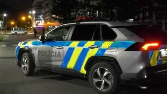 Na snímke policajné auto.