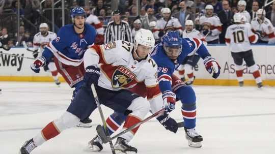 Hráč Floridy Panthers Eetu Luostarinen (27) a K'Andre Miller z New Yorku Rangers (79) počas piateho zápasu finále Východnej konferencie NHL 30. mája 2024.