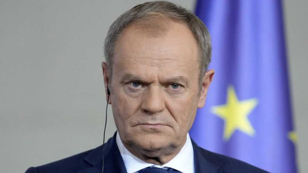 Poľsko vzdoruje hybridnej vojne, uviedol Tusk. Krajina takisto posilňuje východné hranice