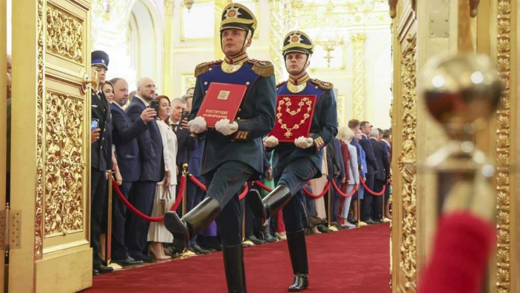 Ã„ÂŒestnÃƒÂ¡ strÃƒÂ¡Ã…Â¾ nesie ruskÃƒÂº ÃƒÂºstavu a symboly ruskÃƒÂ©ho prezidenta.