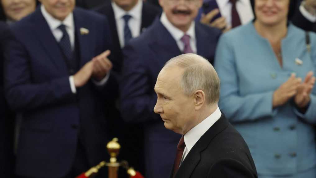 Ruského prezidenta privítal dav politikov a hodnostárov potleskom.
