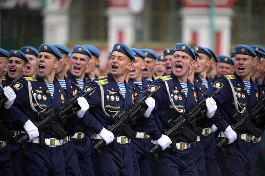 Vojaci počas vojenskej prehliadky v Moskve.