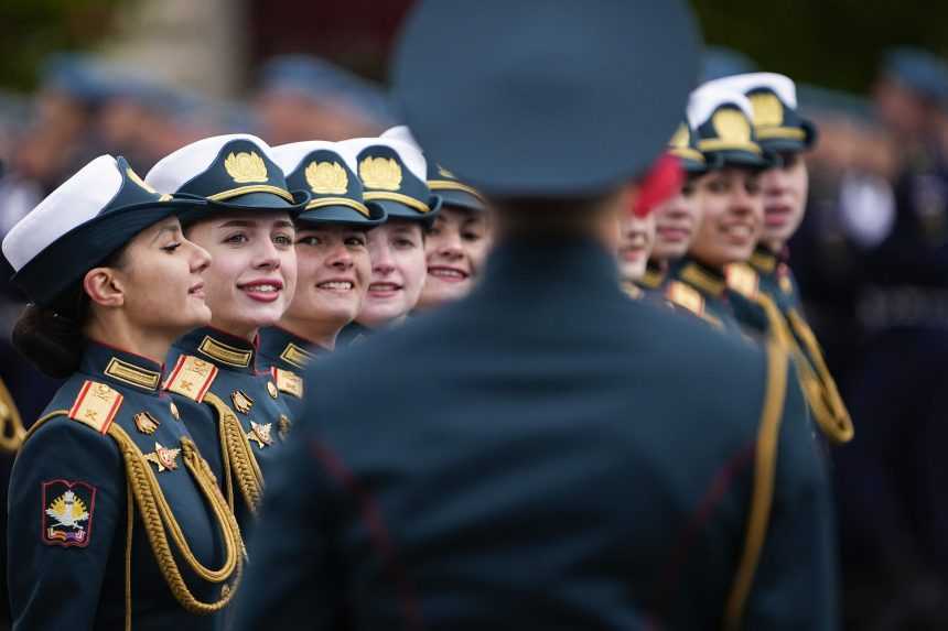 Vojačky na vojenskej prehliadke v Moskve.