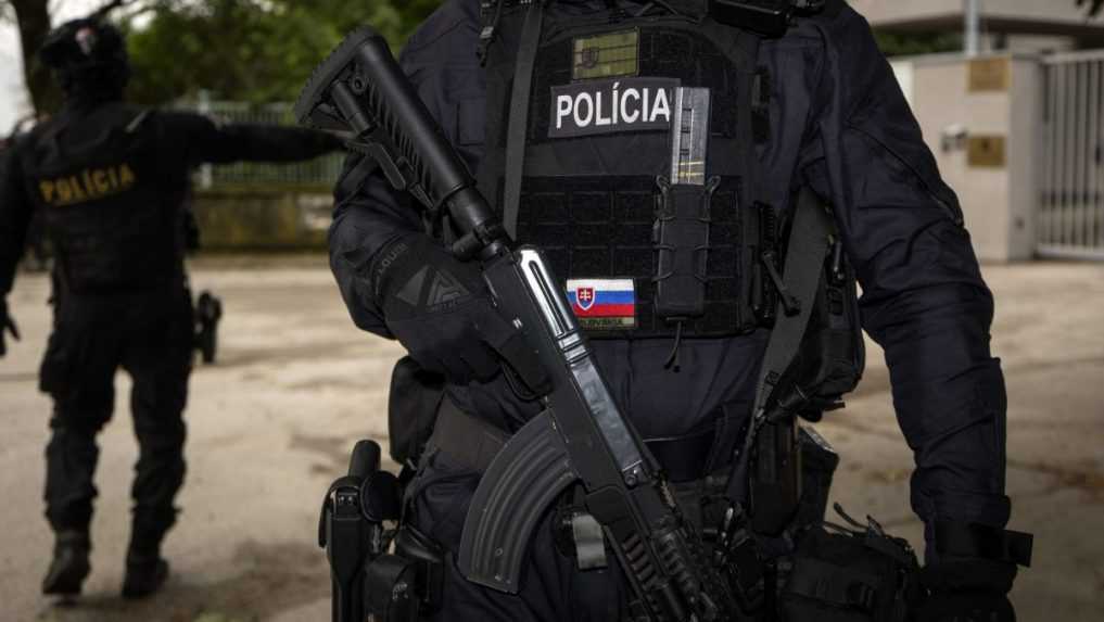 Ilustračná snímka policajta so zbraňou.