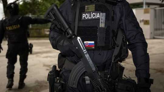 Ilustračná snímka policajta so zbraňou.