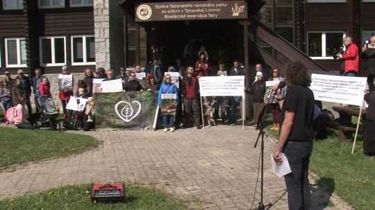 Pred Správou Tatranského národného parku v Tatranskej Lomnici vytvorili živú reťaz solidarity so slovenskou prírodou.