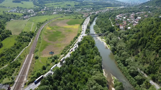 Na snímke pohľad na kolónu áut.