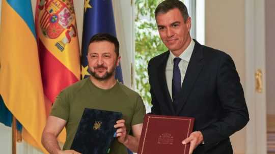 Zľava ukrajinský prezident Volodymyr Zelenskyj a španielsky premiér Pedro Sánchez.