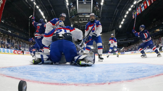 Hráči USA skórujú gól do slovenskej brány v semifinálovom zápase MS do 18 rokov.