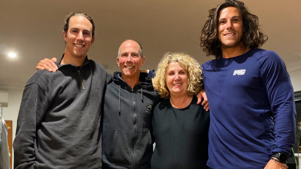 Bratia Jake (vľavo) a Callum (vpravo) so svojimi rodičmi Debrou a Martinom.