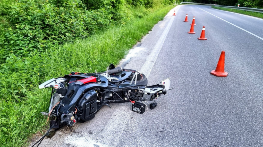 Dopravnú nehodu na Tekove neprežil len 24-ročný muž. S motorkou zišiel mimo cesty