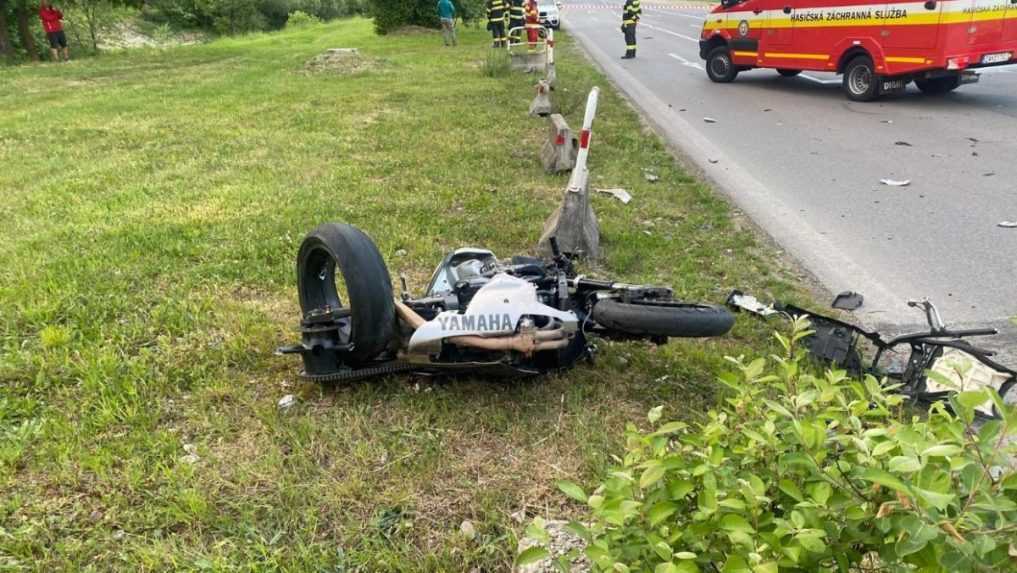 Tragická dopravná nehoda nákladného auta a motorky sa skončila smrťou mladého muža