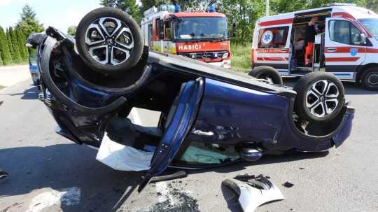 Na snímke miesto dopravnej nehody - auto skončilo na streche.