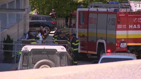 hasiči a policajti pred budovou MZ SR