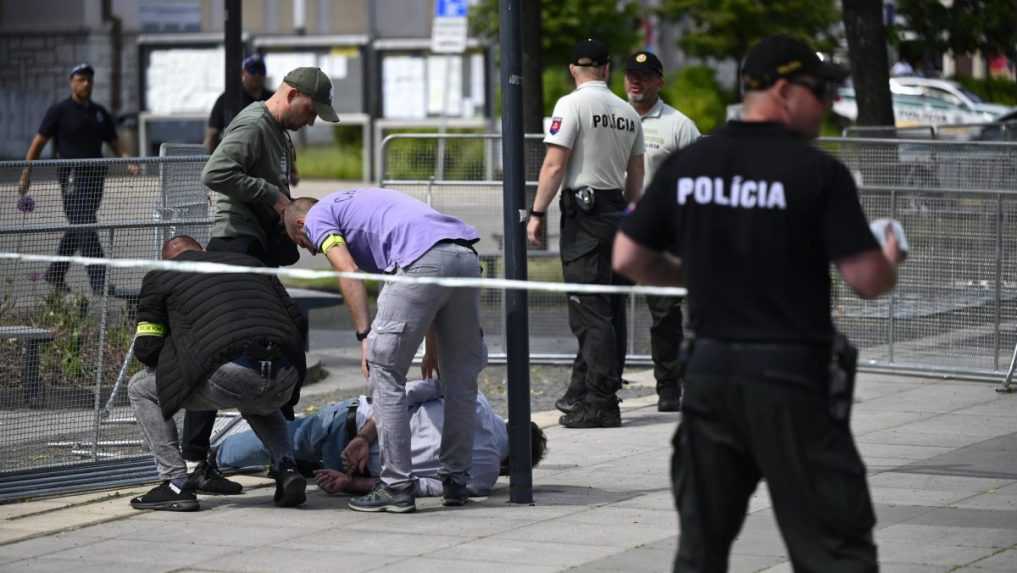 Muž obvinený z pokusu o vraždu premiéra Roberta Fica ostáva vo väzbe