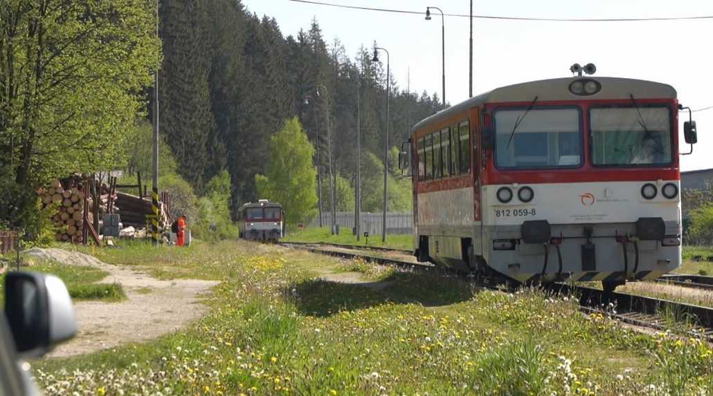 Cestujúci na Kysuciach sa sťažujú na vlakový grafikon. Seniori a matky s deťmi majú problém s prestupmi