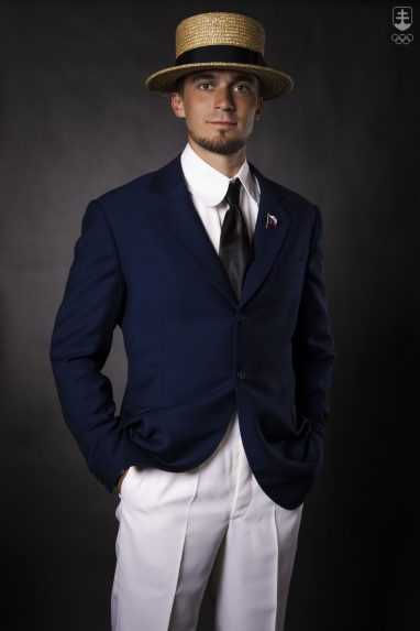 Jakub Grigar p&oacute;zuje v replike n&aacute;stupov&eacute;ho oblečenia na otv&aacute;rac&iacute; ceremoni&aacute;l olympijsk&yacute;ch hier 1924 v Par&iacute;ži.