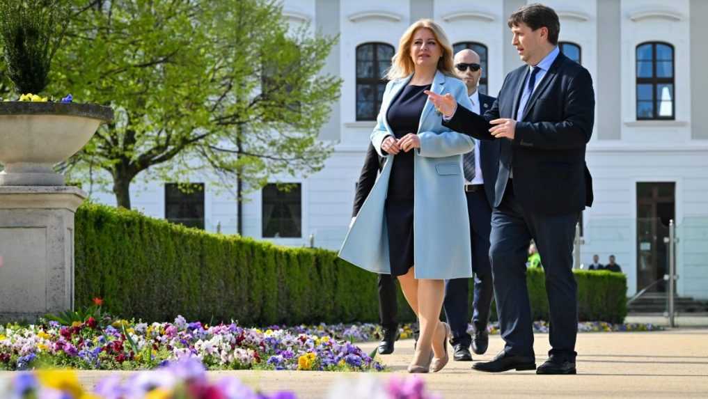 Prezidentka a starosta mestskej časti Bratislava - Staré Mesto Matej Vagač počas prechádzky v priestoroch Grasalkovičovej záhrady po jej rekonštrukcii.